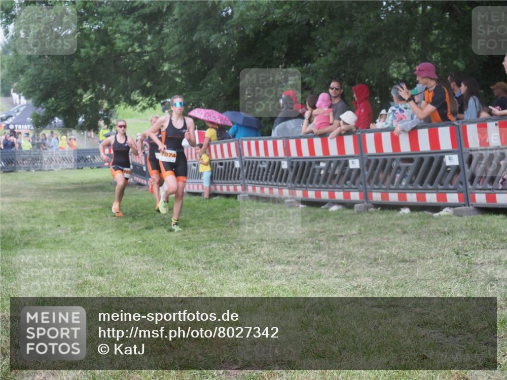 21.06.2025 - 27. Vierlanden-Triathlon KatJ http://msf.ph/oto/8027342 15.06.2025 13:30:47 Ziel 1073, 1074, 1075 meine-sportfotos.de