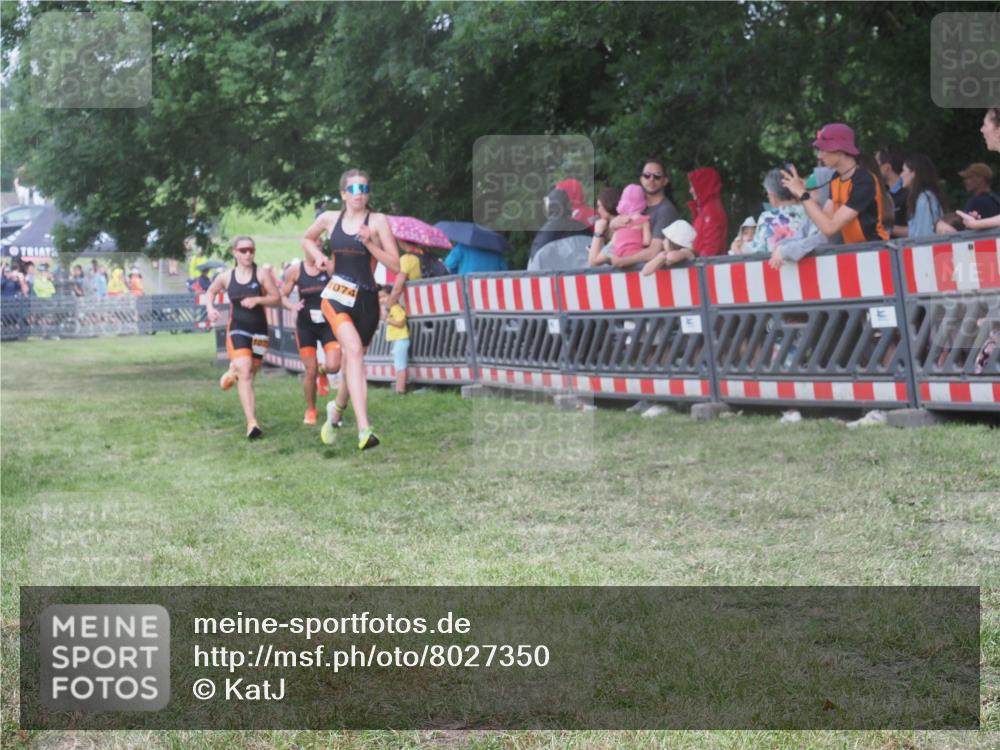 21.06.2025 - 27. Vierlanden-Triathlon KatJ http://msf.ph/oto/8027350 15.06.2025 13:30:47 Ziel 1073, 1074, 1075 meine-sportfotos.de