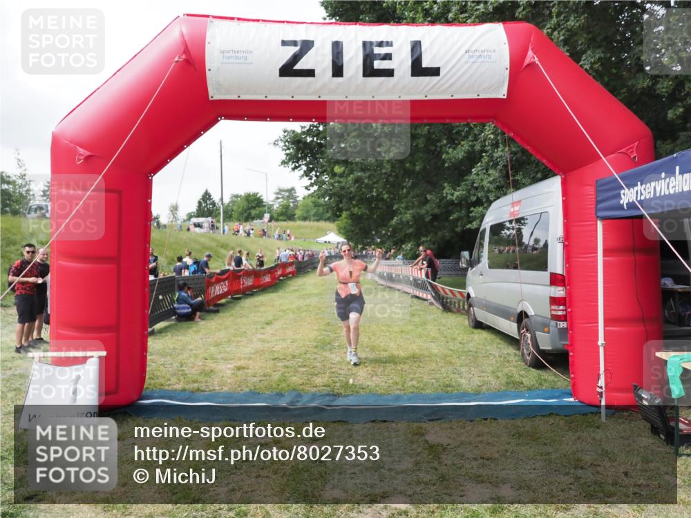 21.06.2025 - 27. Vierlanden-Triathlon MichiJ http://msf.ph/oto/8027353 15.06.2026 12:07:06 Ziel 558 meine-sportfotos.de