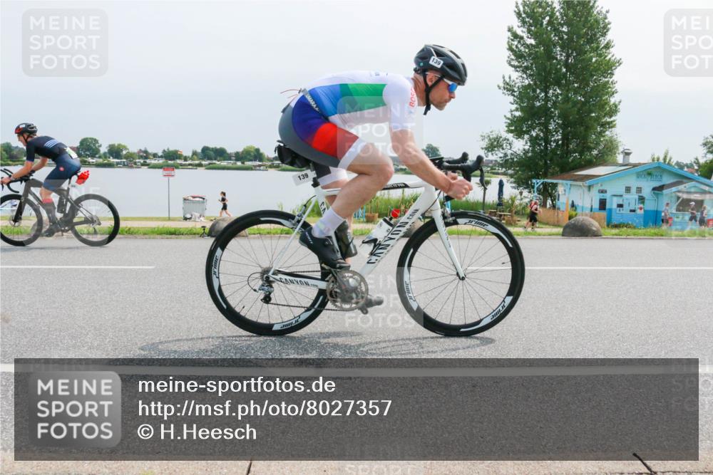 15.06.2025 - 27. Vierlanden-Triathlon H.Heesch http://msf.ph/oto/8027357 15.06.2025 11:21:18 Radfahren 139, 703, 928 meine-sportfotos.de