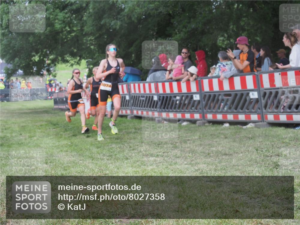 21.06.2025 - 27. Vierlanden-Triathlon KatJ http://msf.ph/oto/8027358 15.06.2025 13:30:48 Ziel 1073, 1074, 1075 meine-sportfotos.de