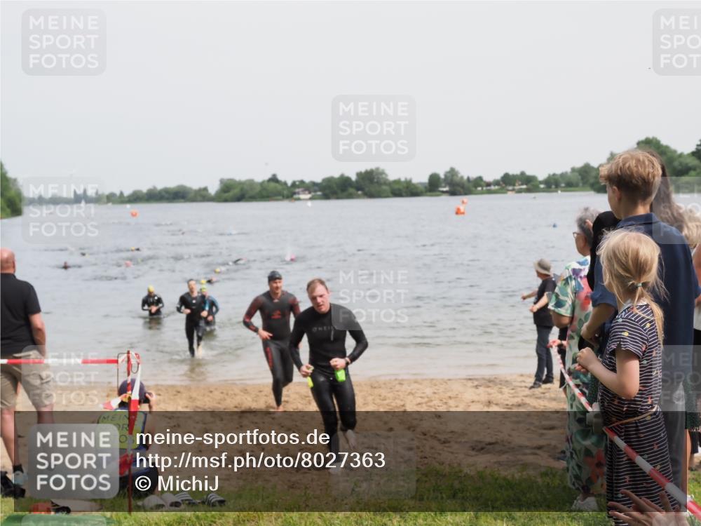 21.06.2025 - 27. Vierlanden-Triathlon MichiJ http://msf.ph/oto/8027363 15.06.2026 10:57:55 Schwimmen 647, 686, 705, 738, 774 meine-sportfotos.de
