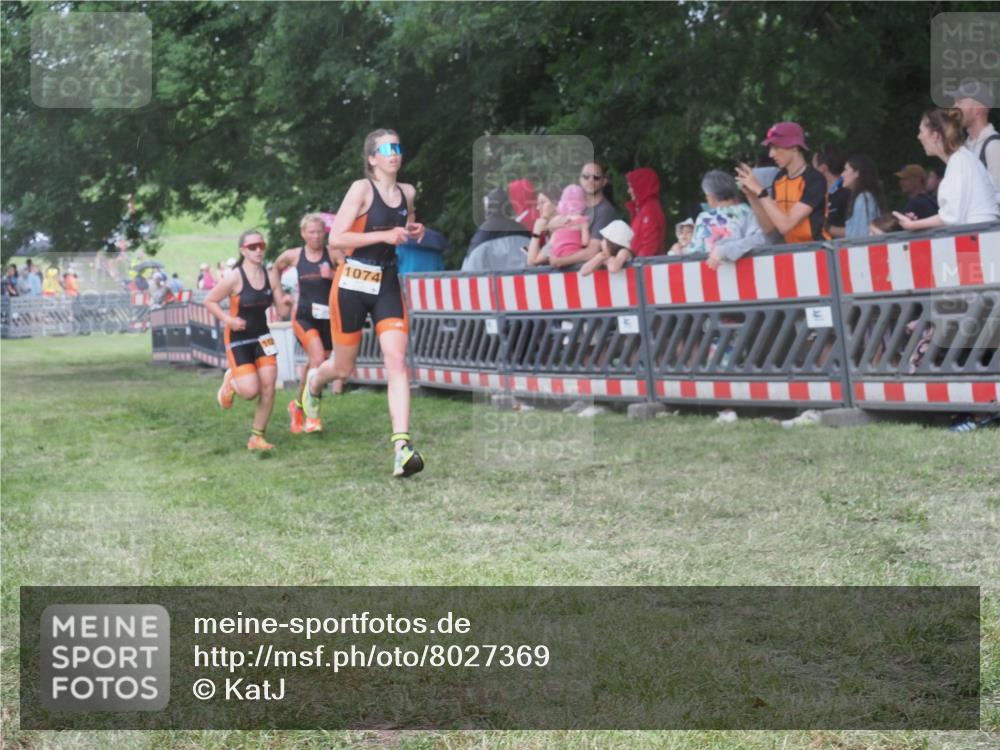 21.06.2025 - 27. Vierlanden-Triathlon KatJ http://msf.ph/oto/8027369 15.06.2025 13:30:48 Ziel 1073, 1074, 1075 meine-sportfotos.de