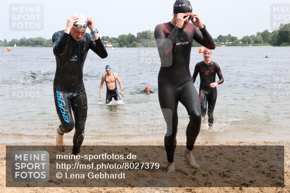 15.06.2025 - 27. Vierlanden-Triathlon Lena Gebhardt http://msf.ph/oto/8027379 15.06.2025 11:00:21 Schwimmen 646, 657, 662, 694, 714, 731 meine-sportfotos.de