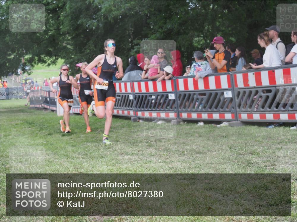 21.06.2025 - 27. Vierlanden-Triathlon KatJ http://msf.ph/oto/8027380 15.06.2025 13:30:48 Ziel 1073, 1074, 1075 meine-sportfotos.de