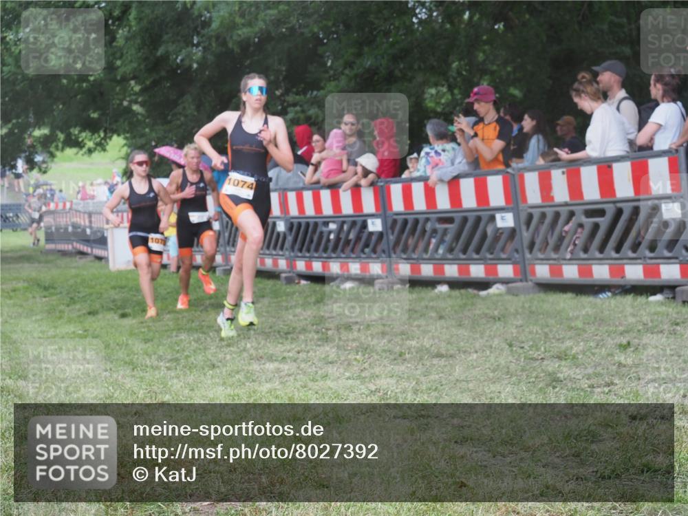 21.06.2025 - 27. Vierlanden-Triathlon KatJ http://msf.ph/oto/8027392 15.06.2025 13:30:48 Ziel 1073, 1074, 1075 meine-sportfotos.de