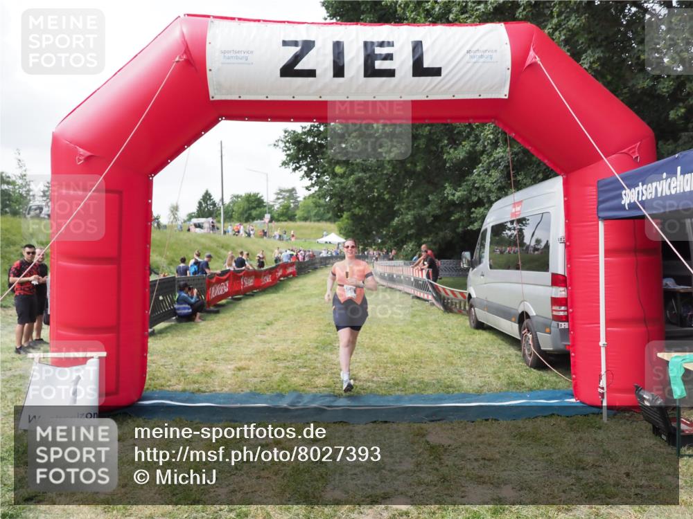 21.06.2025 - 27. Vierlanden-Triathlon MichiJ http://msf.ph/oto/8027393 15.06.2026 12:07:06 Ziel 558 meine-sportfotos.de