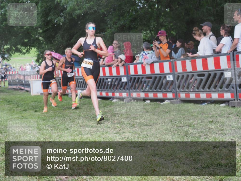 21.06.2025 - 27. Vierlanden-Triathlon KatJ http://msf.ph/oto/8027400 15.06.2025 13:30:48 Ziel 1073, 1074, 1075 meine-sportfotos.de