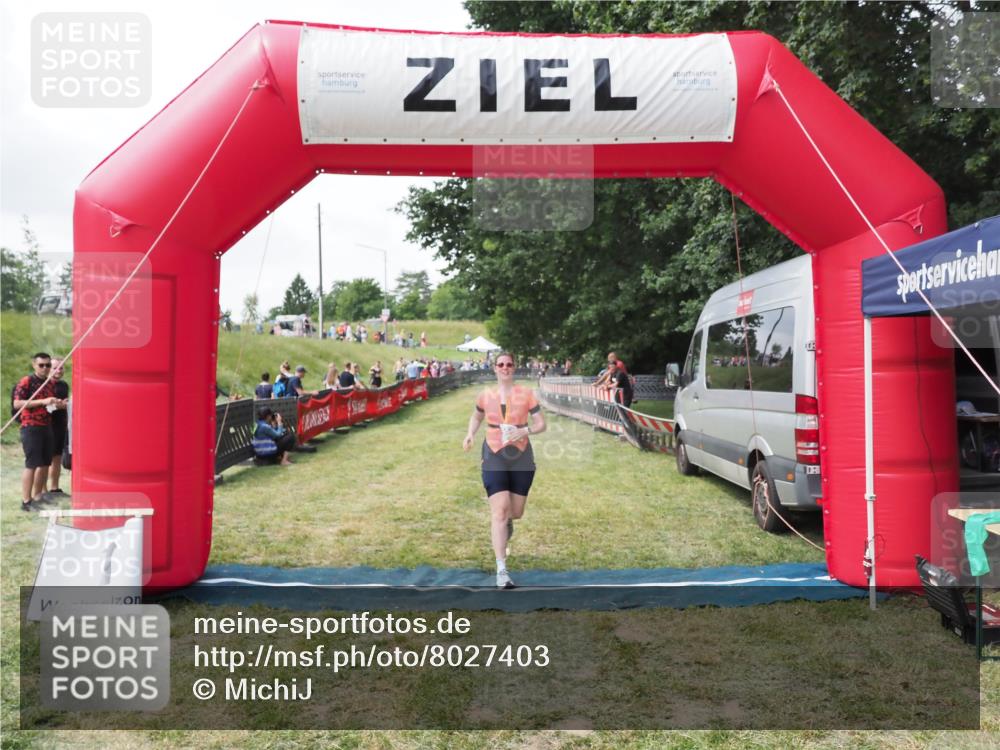 21.06.2025 - 27. Vierlanden-Triathlon MichiJ http://msf.ph/oto/8027403 15.06.2026 12:07:07 Ziel 558 meine-sportfotos.de