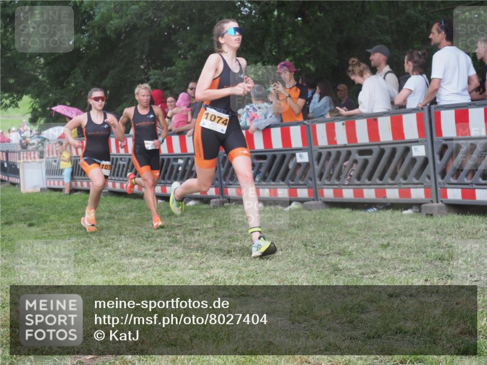 21.06.2025 - 27. Vierlanden-Triathlon KatJ http://msf.ph/oto/8027404 15.06.2025 13:30:49 Ziel 1073, 1074, 1075 meine-sportfotos.de