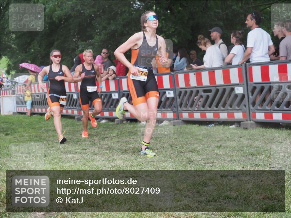 21.06.2025 - 27. Vierlanden-Triathlon KatJ http://msf.ph/oto/8027409 15.06.2025 13:30:49 Ziel 1073, 1074, 1075 meine-sportfotos.de