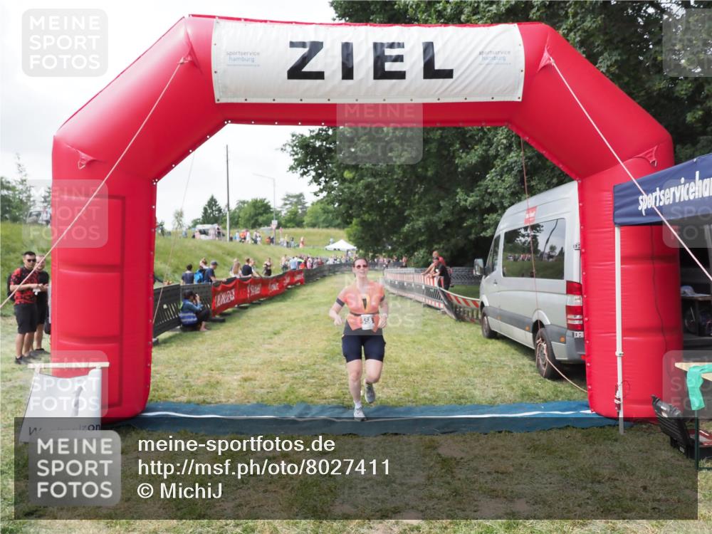 21.06.2025 - 27. Vierlanden-Triathlon MichiJ http://msf.ph/oto/8027411 15.06.2026 12:07:07 Ziel 558 meine-sportfotos.de
