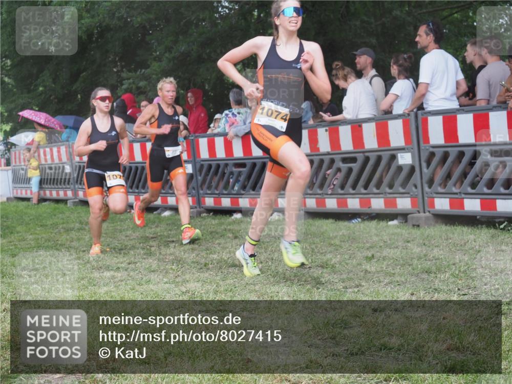 21.06.2025 - 27. Vierlanden-Triathlon KatJ http://msf.ph/oto/8027415 15.06.2025 13:30:49 Ziel 1073, 1074, 1075 meine-sportfotos.de