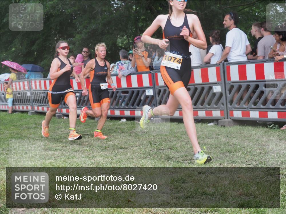 21.06.2025 - 27. Vierlanden-Triathlon KatJ http://msf.ph/oto/8027420 15.06.2025 13:30:49 Ziel 1073, 1074, 1075 meine-sportfotos.de
