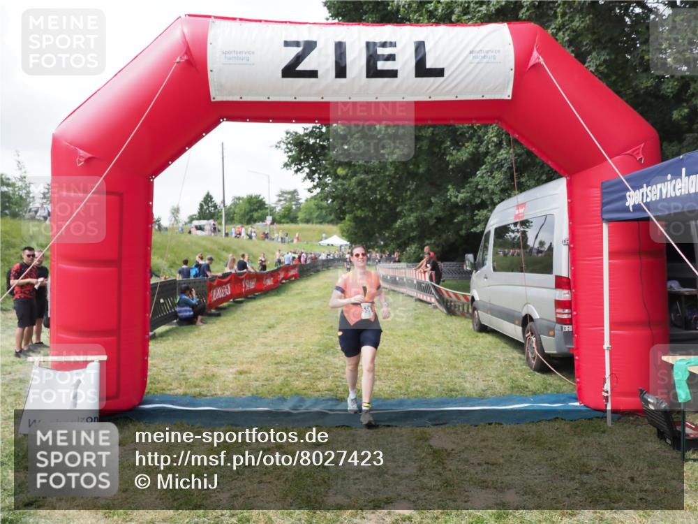 21.06.2025 - 27. Vierlanden-Triathlon MichiJ http://msf.ph/oto/8027423 15.06.2026 12:07:07 Ziel 558 meine-sportfotos.de