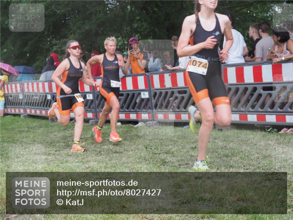 21.06.2025 - 27. Vierlanden-Triathlon KatJ http://msf.ph/oto/8027427 15.06.2025 13:30:49 Ziel 1073, 1074, 1075 meine-sportfotos.de