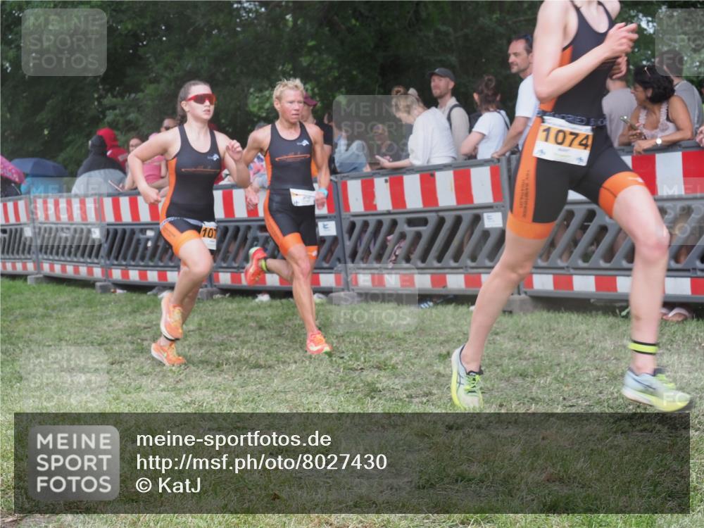 21.06.2025 - 27. Vierlanden-Triathlon KatJ http://msf.ph/oto/8027430 15.06.2025 13:30:49 Ziel 1073, 1074, 1075 meine-sportfotos.de