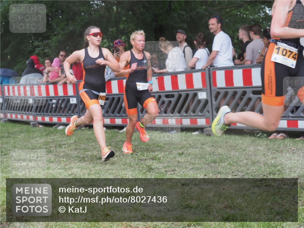 21.06.2025 - 27. Vierlanden-Triathlon KatJ http://msf.ph/oto/8027436 15.06.2025 13:30:49 Ziel 1073, 1074, 1075 meine-sportfotos.de
