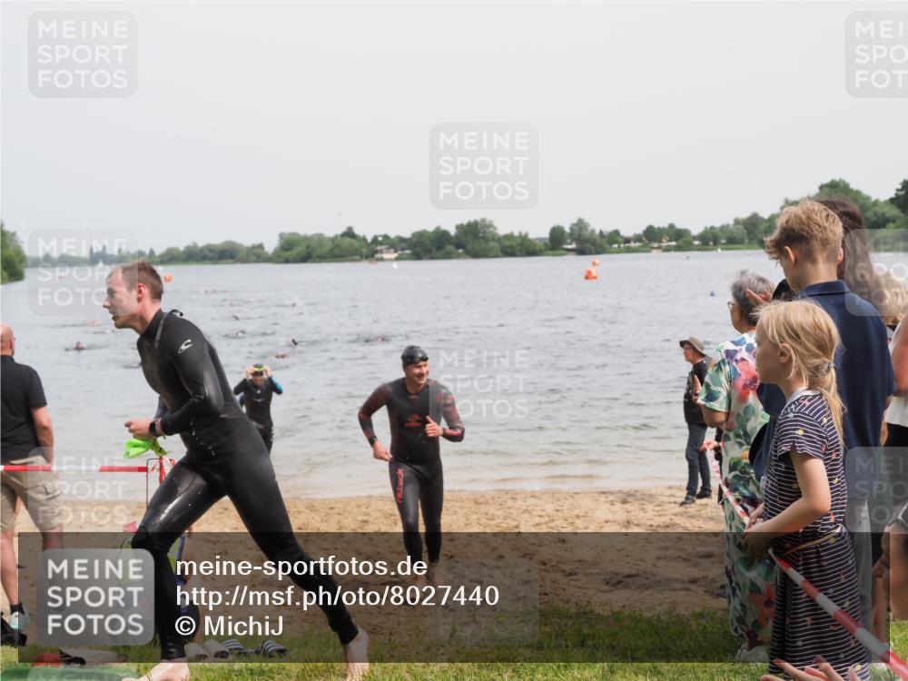 21.06.2025 - 27. Vierlanden-Triathlon MichiJ http://msf.ph/oto/8027440 15.06.2026 10:57:56 Schwimmen 647, 686, 705, 738, 774 meine-sportfotos.de
