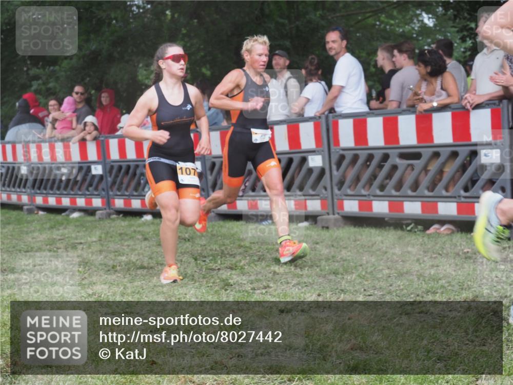 21.06.2025 - 27. Vierlanden-Triathlon KatJ http://msf.ph/oto/8027442 15.06.2025 13:30:49 Ziel 1073, 1074, 1075 meine-sportfotos.de
