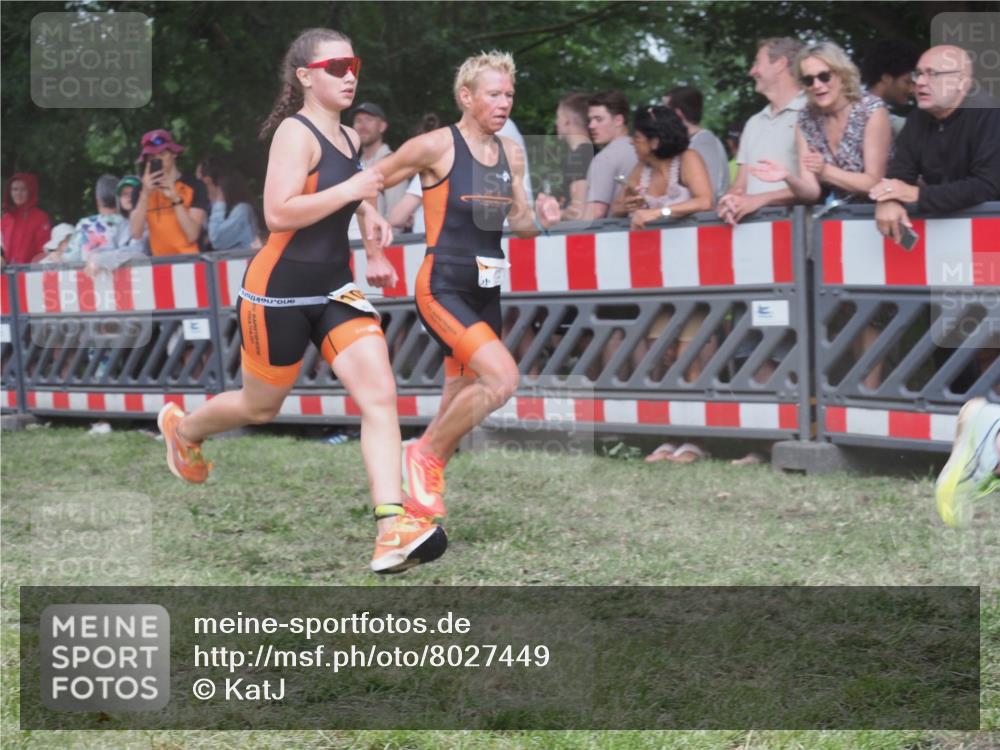 21.06.2025 - 27. Vierlanden-Triathlon KatJ http://msf.ph/oto/8027449 15.06.2025 13:30:50 Ziel 1073, 1074, 1075 meine-sportfotos.de