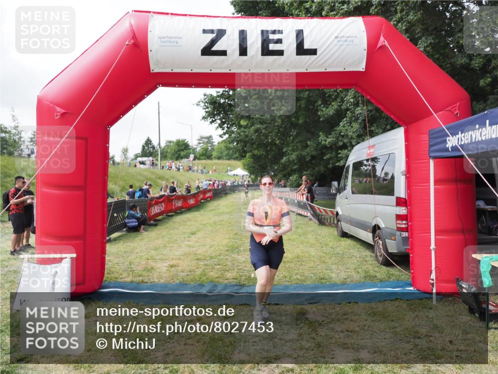 21.06.2025 - 27. Vierlanden-Triathlon MichiJ http://msf.ph/oto/8027453 15.06.2026 12:07:07 Ziel 558 meine-sportfotos.de