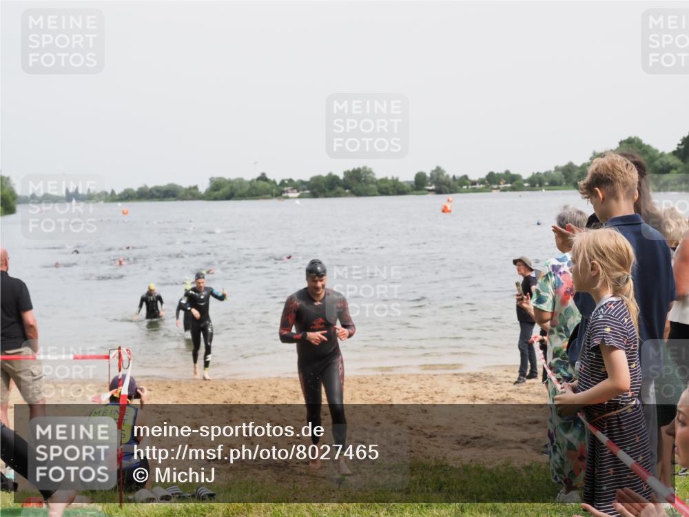 21.06.2025 - 27. Vierlanden-Triathlon MichiJ http://msf.ph/oto/8027465 15.06.2026 10:57:56 Schwimmen 647, 686, 705, 738, 774 meine-sportfotos.de
