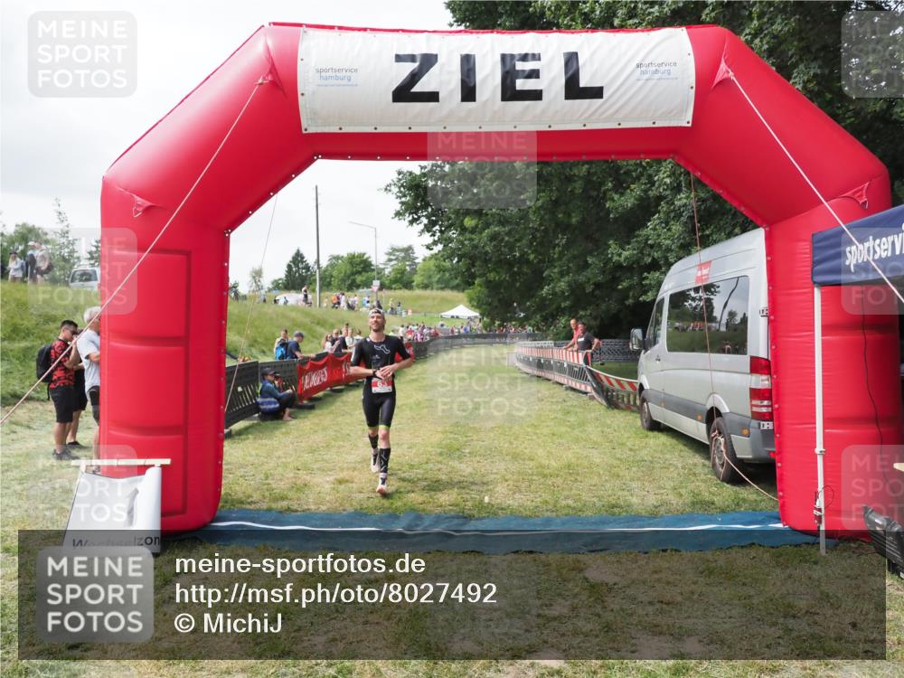 21.06.2025 - 27. Vierlanden-Triathlon MichiJ http://msf.ph/oto/8027492 15.06.2026 12:07:15 Ziel 63 meine-sportfotos.de