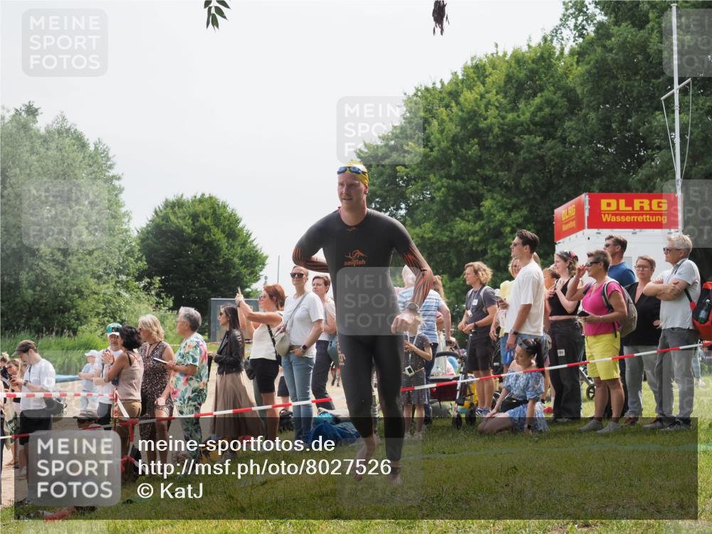 15.06.2025 - 27. Vierlanden-Triathlon KatJ http://msf.ph/oto/8027526 15.06.2025 11:00:57 Schwimmen 637, 681, 699, 746 meine-sportfotos.de
