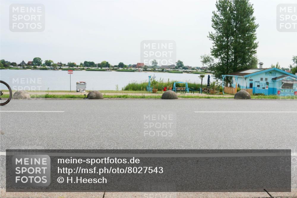 15.06.2025 - 27. Vierlanden-Triathlon H.Heesch http://msf.ph/oto/8027543 15.06.2025 10:28:23 Radfahren 242, 405, 536, 568 meine-sportfotos.de