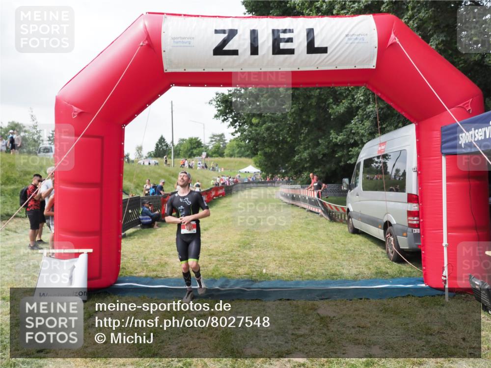 21.06.2025 - 27. Vierlanden-Triathlon MichiJ http://msf.ph/oto/8027548 15.06.2026 12:07:16 Ziel 63 meine-sportfotos.de
