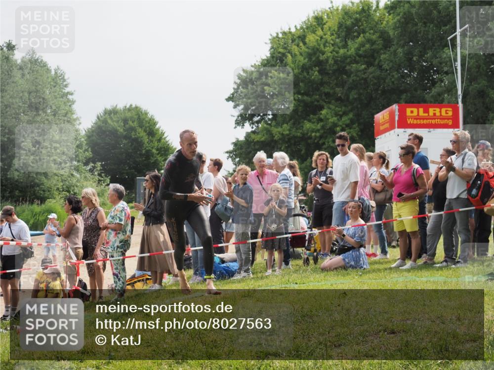 15.06.2025 - 27. Vierlanden-Triathlon KatJ http://msf.ph/oto/8027563 15.06.2025 11:01:21 Schwimmen 808, 869 meine-sportfotos.de