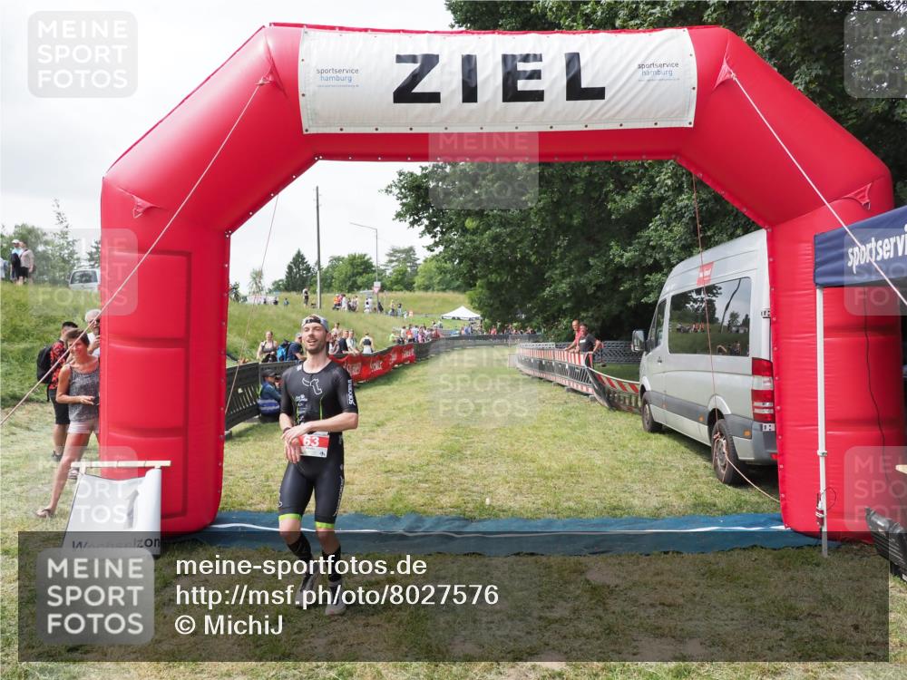 21.06.2025 - 27. Vierlanden-Triathlon MichiJ http://msf.ph/oto/8027576 15.06.2026 12:07:16 Ziel 63 meine-sportfotos.de