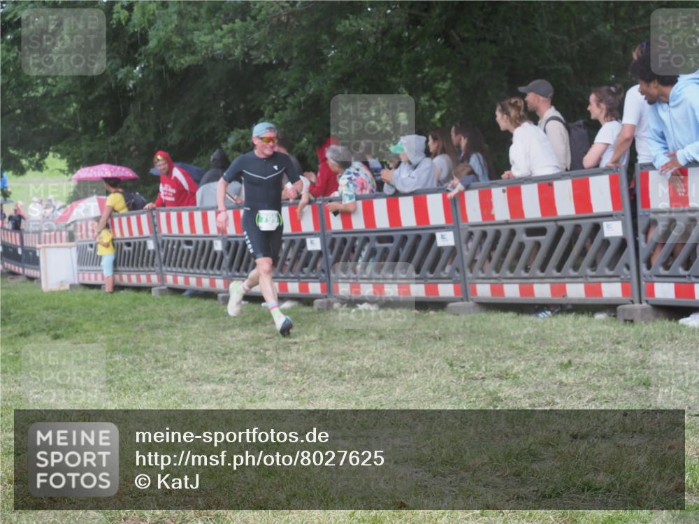 21.06.2025 - 27. Vierlanden-Triathlon KatJ http://msf.ph/oto/8027625 15.06.2025 13:31:36 Ziel 161, 760, 799 meine-sportfotos.de