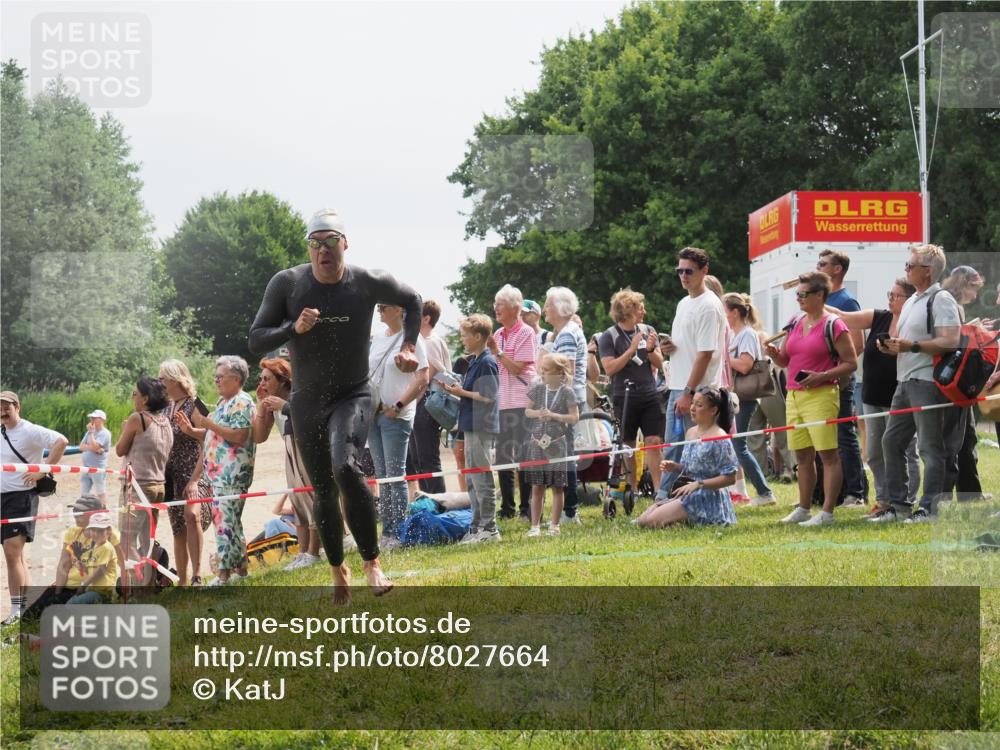 15.06.2025 - 27. Vierlanden-Triathlon KatJ http://msf.ph/oto/8027664 15.06.2025 11:01:28 Schwimmen 717, 808, 869 meine-sportfotos.de