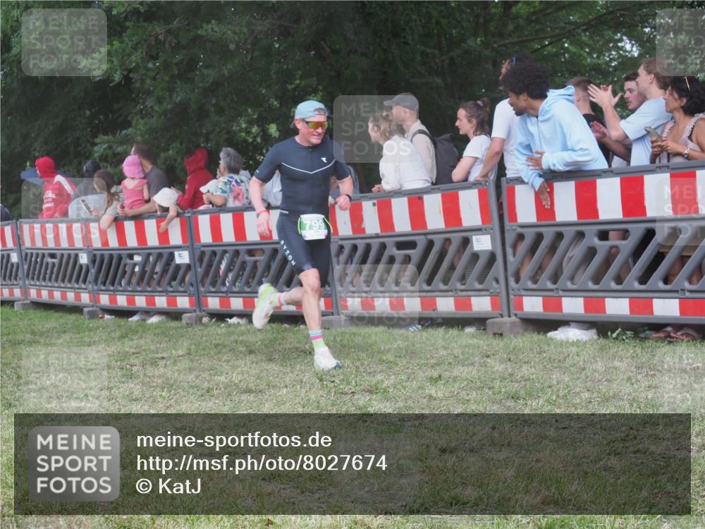 21.06.2025 - 27. Vierlanden-Triathlon KatJ http://msf.ph/oto/8027674 15.06.2025 13:31:36 Ziel 161, 760, 799 meine-sportfotos.de