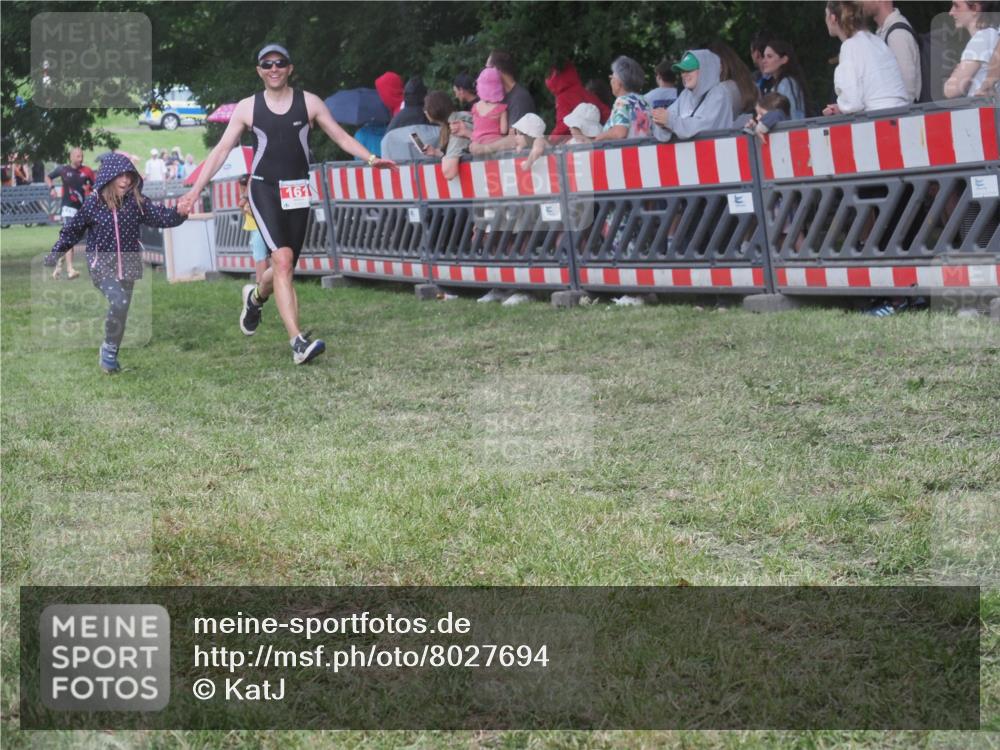 21.06.2025 - 27. Vierlanden-Triathlon KatJ http://msf.ph/oto/8027694 15.06.2025 13:31:37 Ziel 161, 760, 799 meine-sportfotos.de