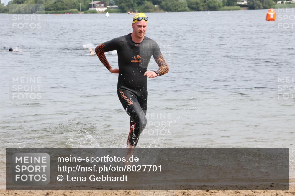 15.06.2025 - 27. Vierlanden-Triathlon Lena Gebhardt http://msf.ph/oto/8027701 15.06.2025 11:00:52 Schwimmen 637, 681, 699, 746 meine-sportfotos.de