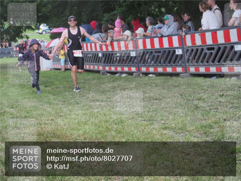 21.06.2025 - 27. Vierlanden-Triathlon KatJ http://msf.ph/oto/8027707 15.06.2025 13:31:38 Ziel 161, 760, 799 meine-sportfotos.de