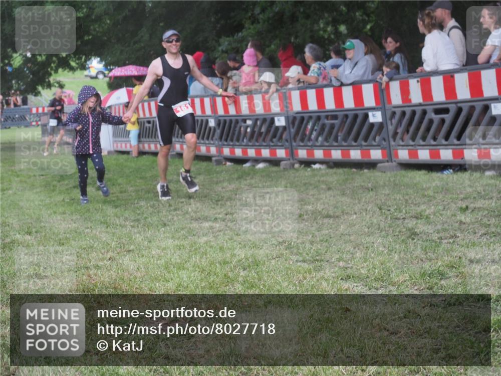 21.06.2025 - 27. Vierlanden-Triathlon KatJ http://msf.ph/oto/8027718 15.06.2025 13:31:38 Ziel 161, 760, 799 meine-sportfotos.de