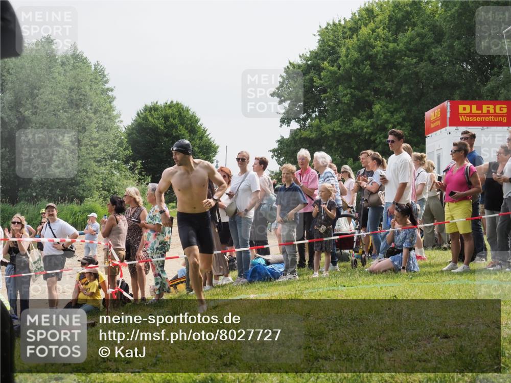 15.06.2025 - 27. Vierlanden-Triathlon KatJ http://msf.ph/oto/8027727 15.06.2025 11:01:30 Schwimmen 717, 808, 869 meine-sportfotos.de