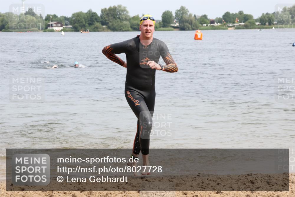 15.06.2025 - 27. Vierlanden-Triathlon Lena Gebhardt http://msf.ph/oto/8027728 15.06.2025 11:00:52 Schwimmen 637, 681, 699, 746 meine-sportfotos.de