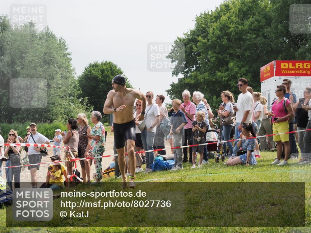 15.06.2025 - 27. Vierlanden-Triathlon KatJ http://msf.ph/oto/8027736 15.06.2025 11:01:30 Schwimmen 717, 808, 869 meine-sportfotos.de