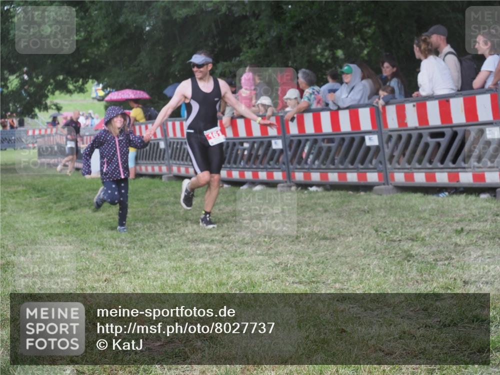 21.06.2025 - 27. Vierlanden-Triathlon KatJ http://msf.ph/oto/8027737 15.06.2025 13:31:38 Ziel 161, 760, 799 meine-sportfotos.de