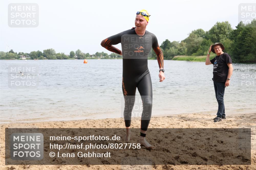 15.06.2025 - 27. Vierlanden-Triathlon Lena Gebhardt http://msf.ph/oto/8027758 15.06.2025 11:00:54 Schwimmen 637, 681, 699, 746 meine-sportfotos.de