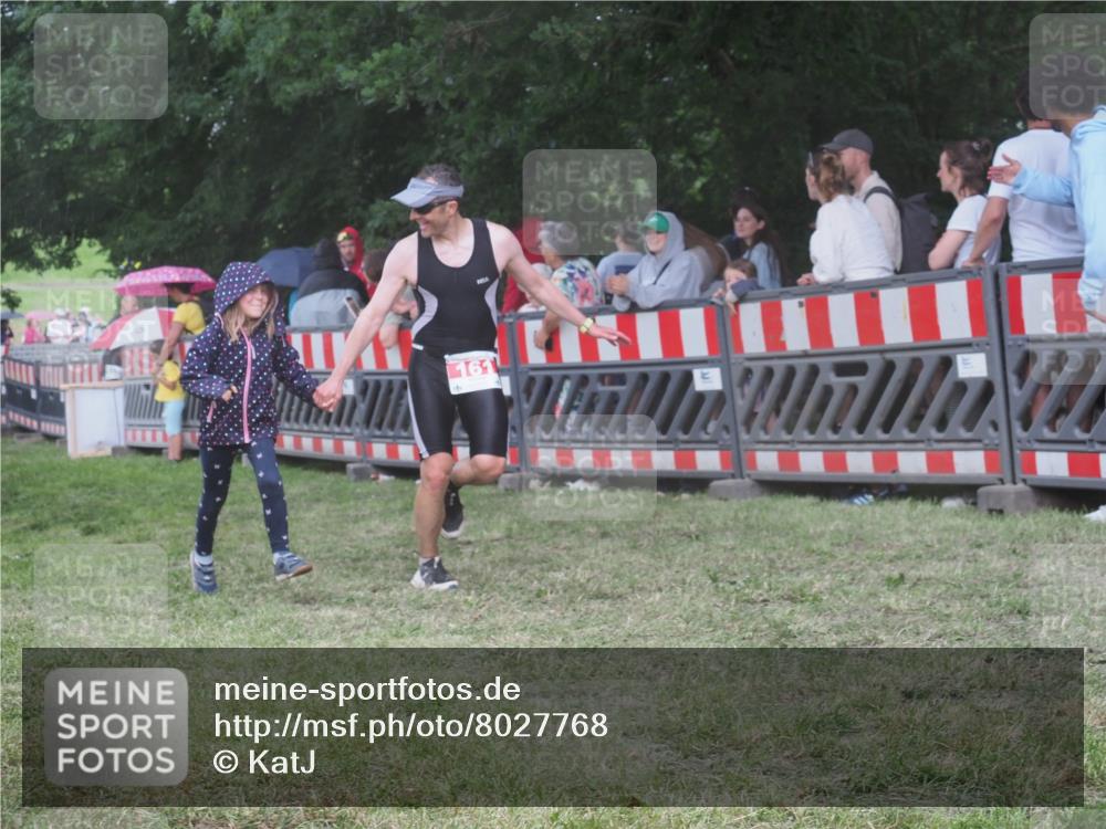 21.06.2025 - 27. Vierlanden-Triathlon KatJ http://msf.ph/oto/8027768 15.06.2025 13:31:38 Ziel 161, 760, 799 meine-sportfotos.de