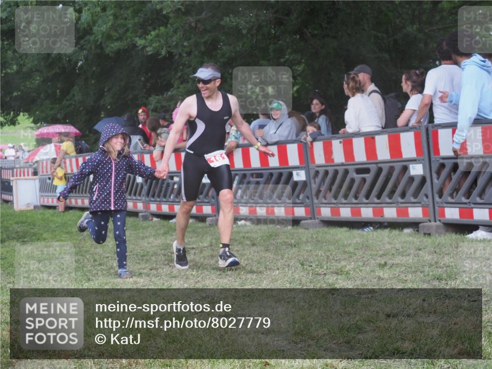 21.06.2025 - 27. Vierlanden-Triathlon KatJ http://msf.ph/oto/8027779 15.06.2025 13:31:38 Ziel 161, 760, 799 meine-sportfotos.de