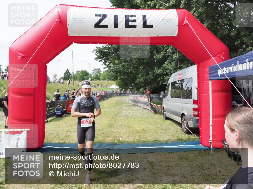 21.06.2025 - 27. Vierlanden-Triathlon MichiJ http://msf.ph/oto/8027783 15.06.2026 12:08:15 Ziel 87 meine-sportfotos.de