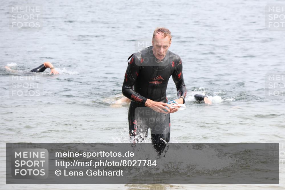 15.06.2025 - 27. Vierlanden-Triathlon Lena Gebhardt http://msf.ph/oto/8027784 15.06.2025 11:01:15 Schwimmen 808, 869 meine-sportfotos.de