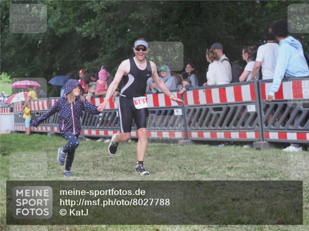 21.06.2025 - 27. Vierlanden-Triathlon KatJ http://msf.ph/oto/8027788 15.06.2025 13:31:39 Ziel 161, 731, 760 meine-sportfotos.de